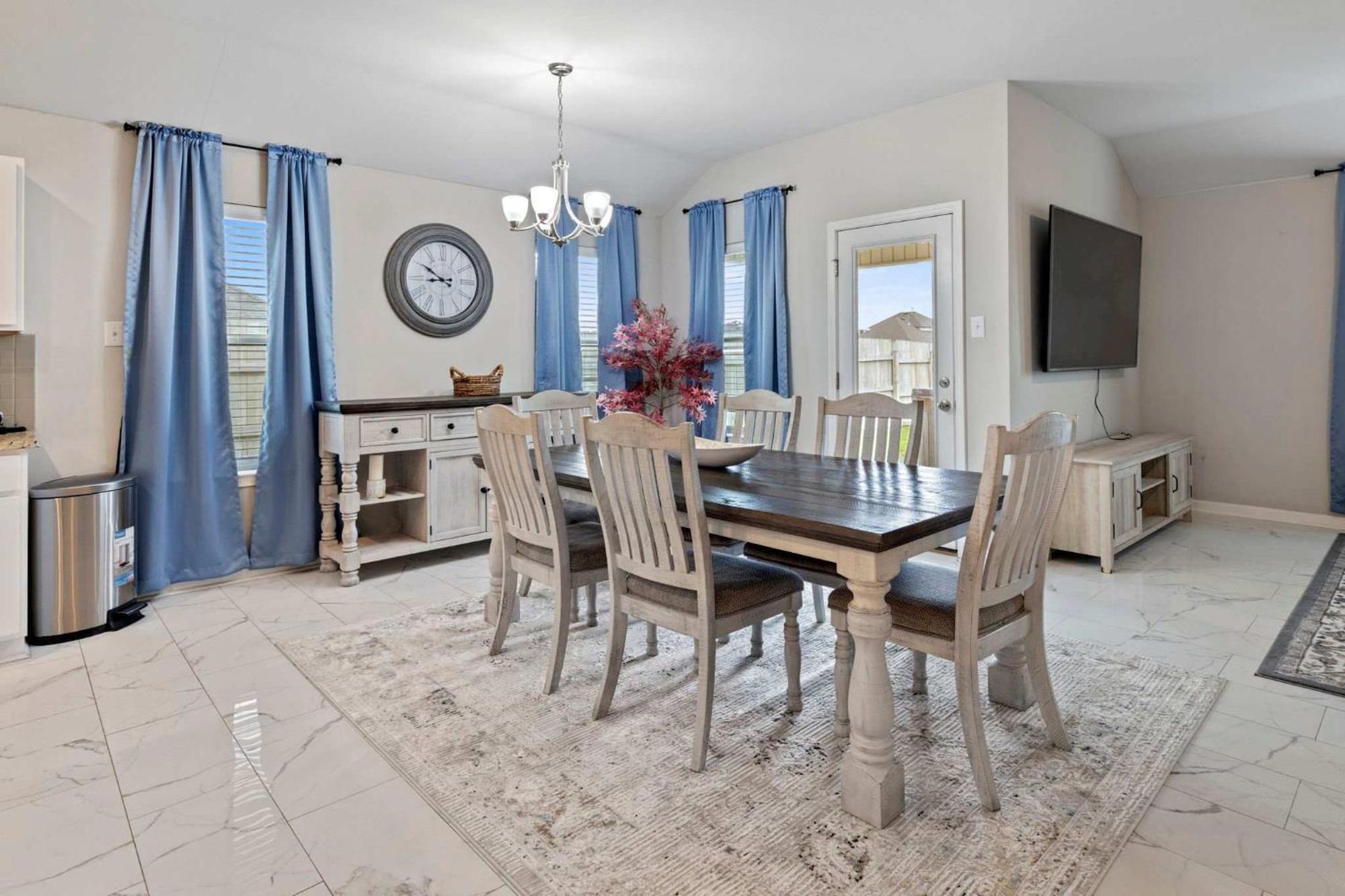 4 Bedroom With Hot Tub In Charles * Lake Charles