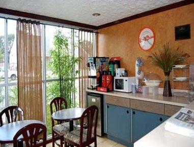 Howard Johnson By Wyndham Historic Charles
