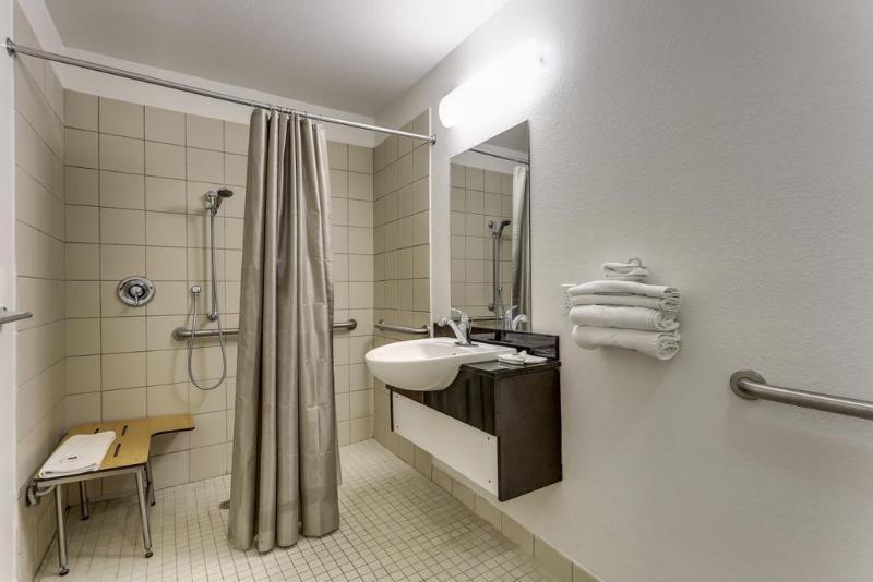 Hotel Rodeway & Charles