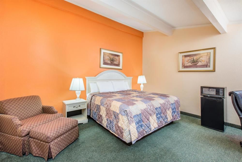 Hotel Howard Johnson By Wyndham Historic Charles 2*