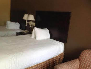 Super 8 By Wyndham Charles Northeast Hotel