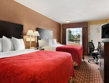 Super 8 By Wyndham Charles Northeast