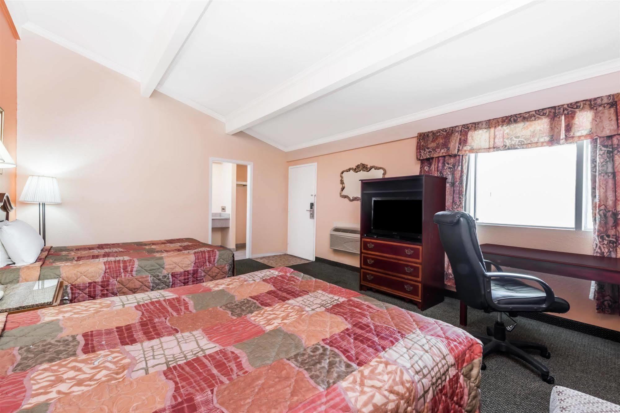 Oyo Charles La I-10 Hotel 2*