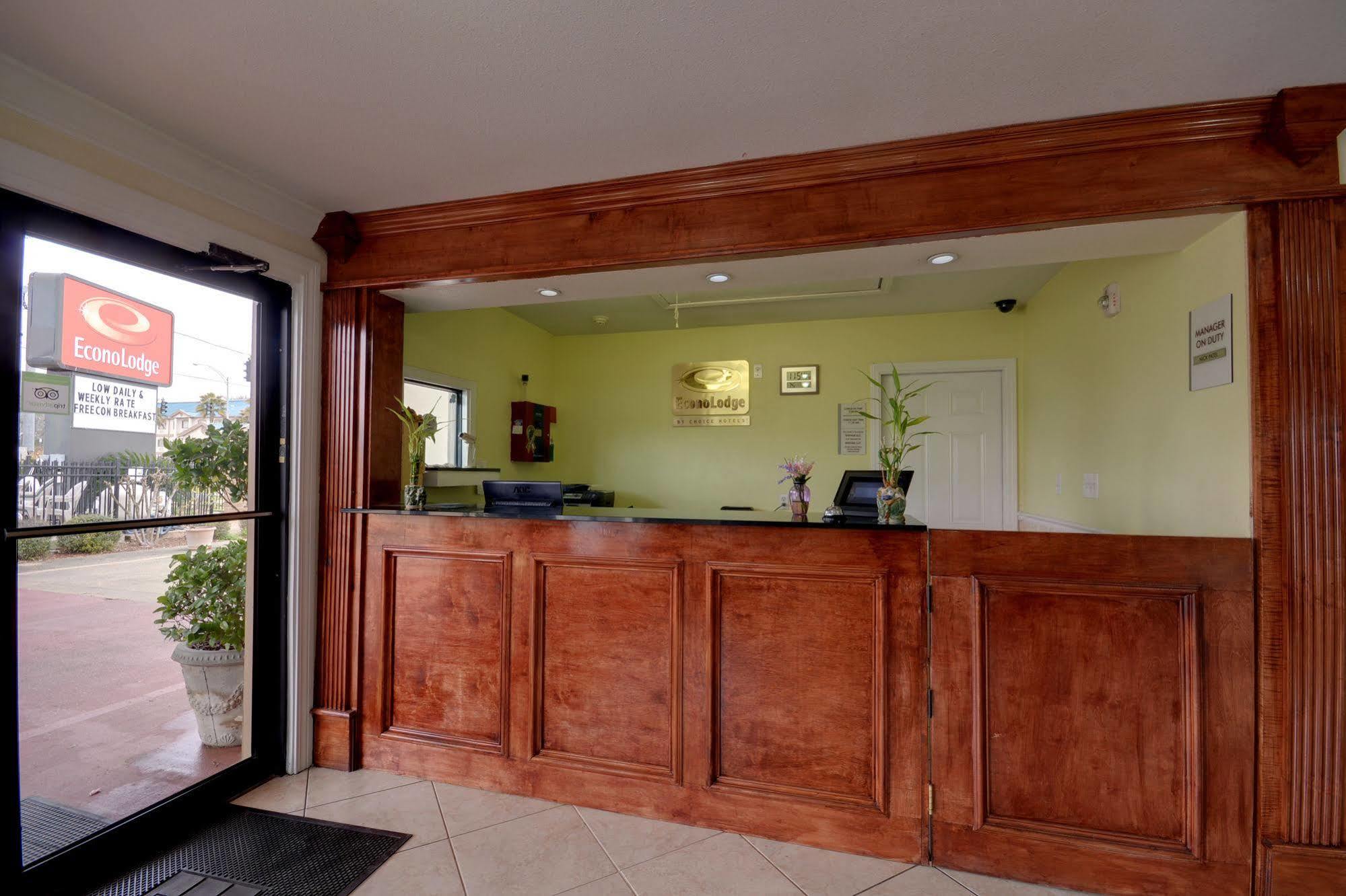 Econo Charles Area Lodge *
