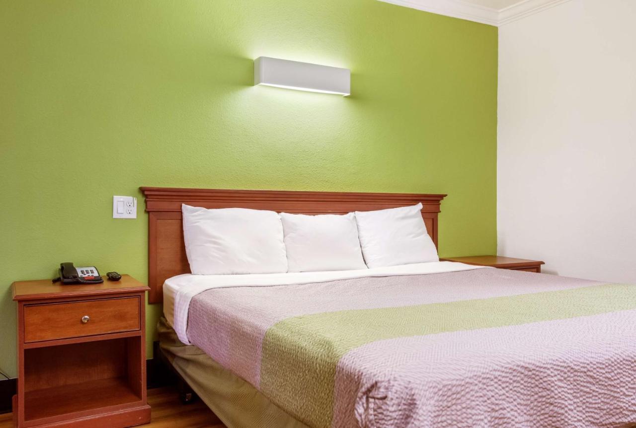 6-lake Charles, La - On The Bayou Hotel 2*