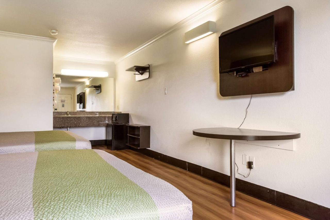 Hotel 6-lake Charles, La - On The Bayou