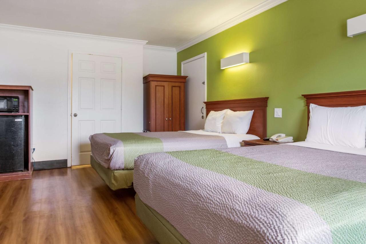 6-lake Charles, La - On The Bayou Hotel 2*