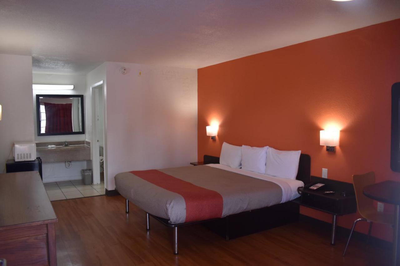 6 Charles, La Hotel