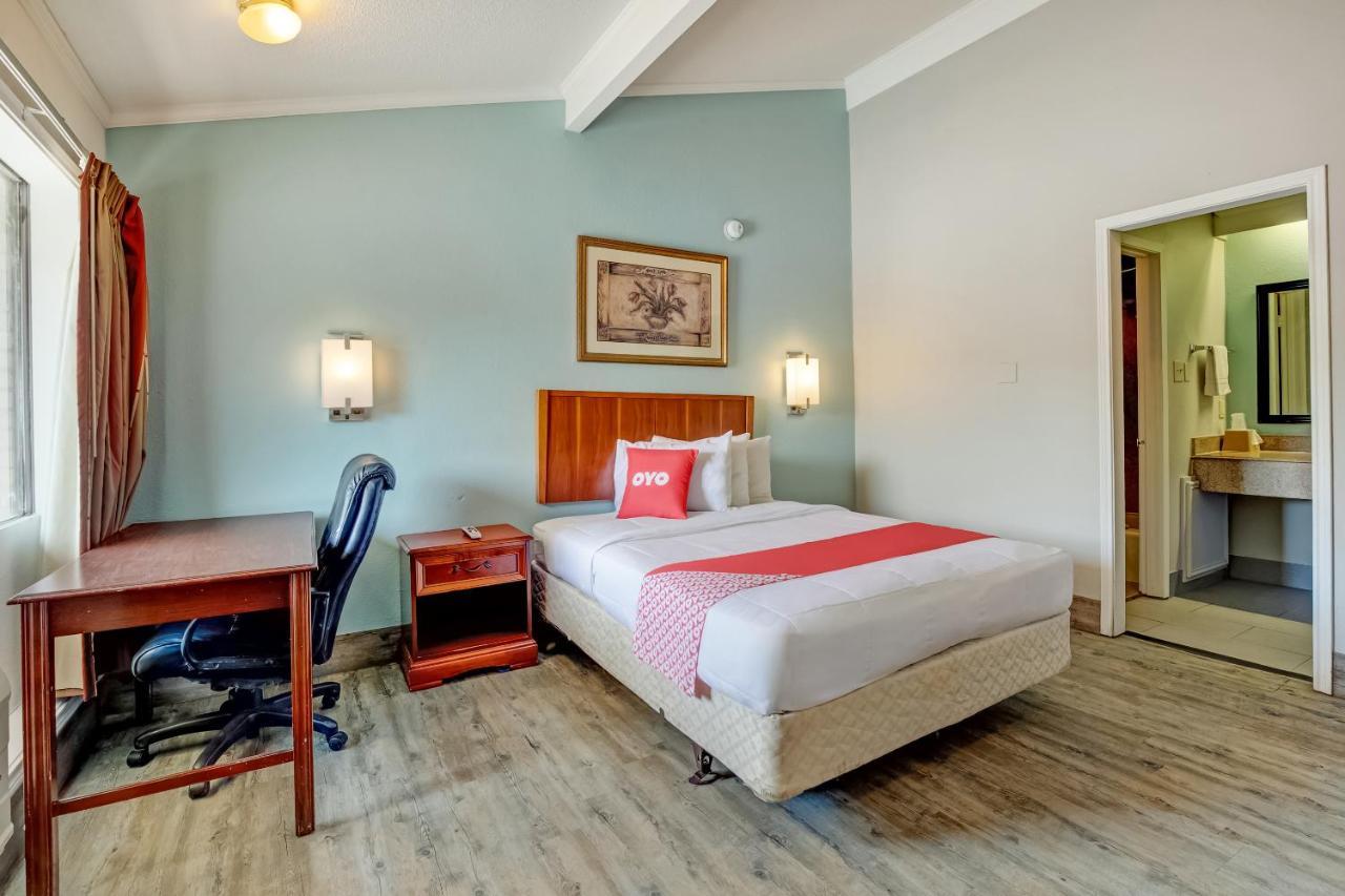Oyo Charles La I-10 Hotel