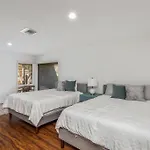 3 Bedroom House On The Lake