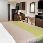 494A Large Room With King Bed And Kitchenette