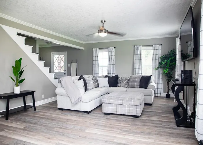 Luxurious 5 Bedroom Home! Great Location!