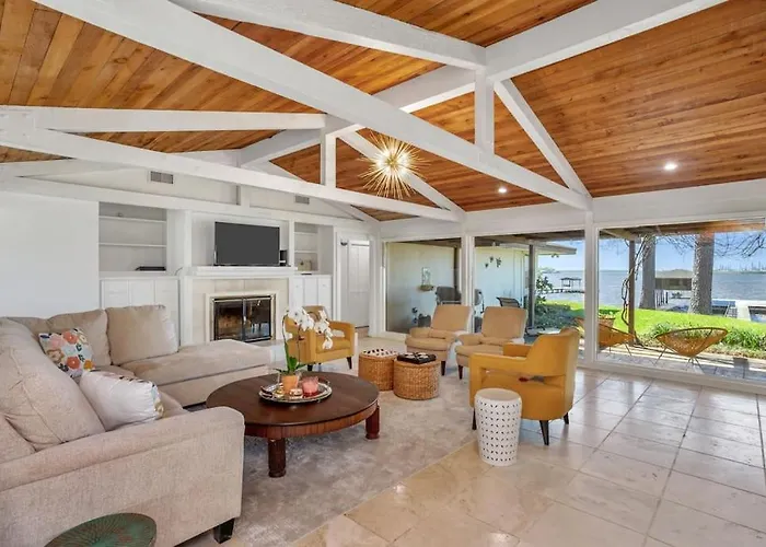 3 Bedroom House On The Lake