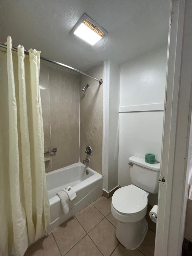 6 Charles, La Hotel