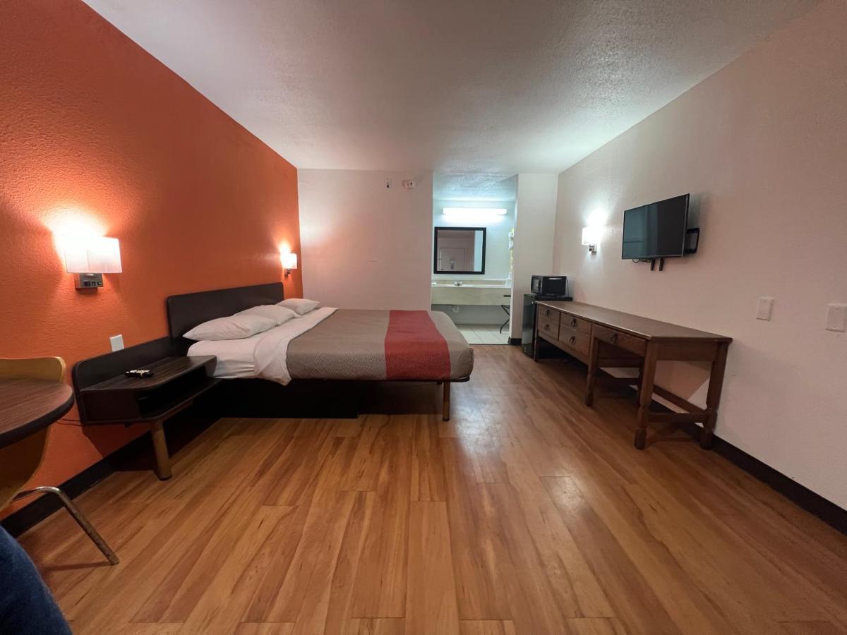 6 Charles, La Hotel 2*