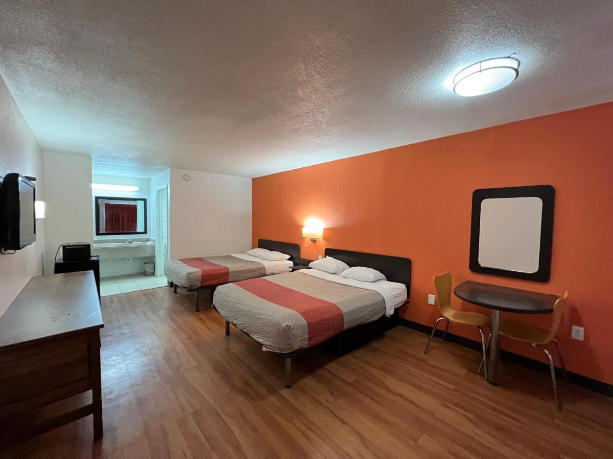 6 Charles, La Hotel 2*