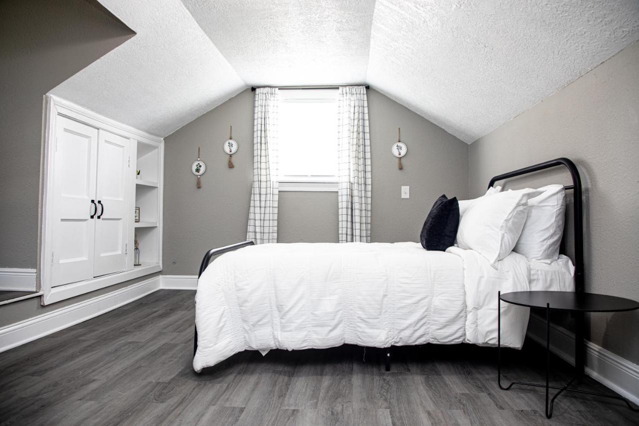 Holiday home Luxurious 5 Bedroom Home! Great Location! *