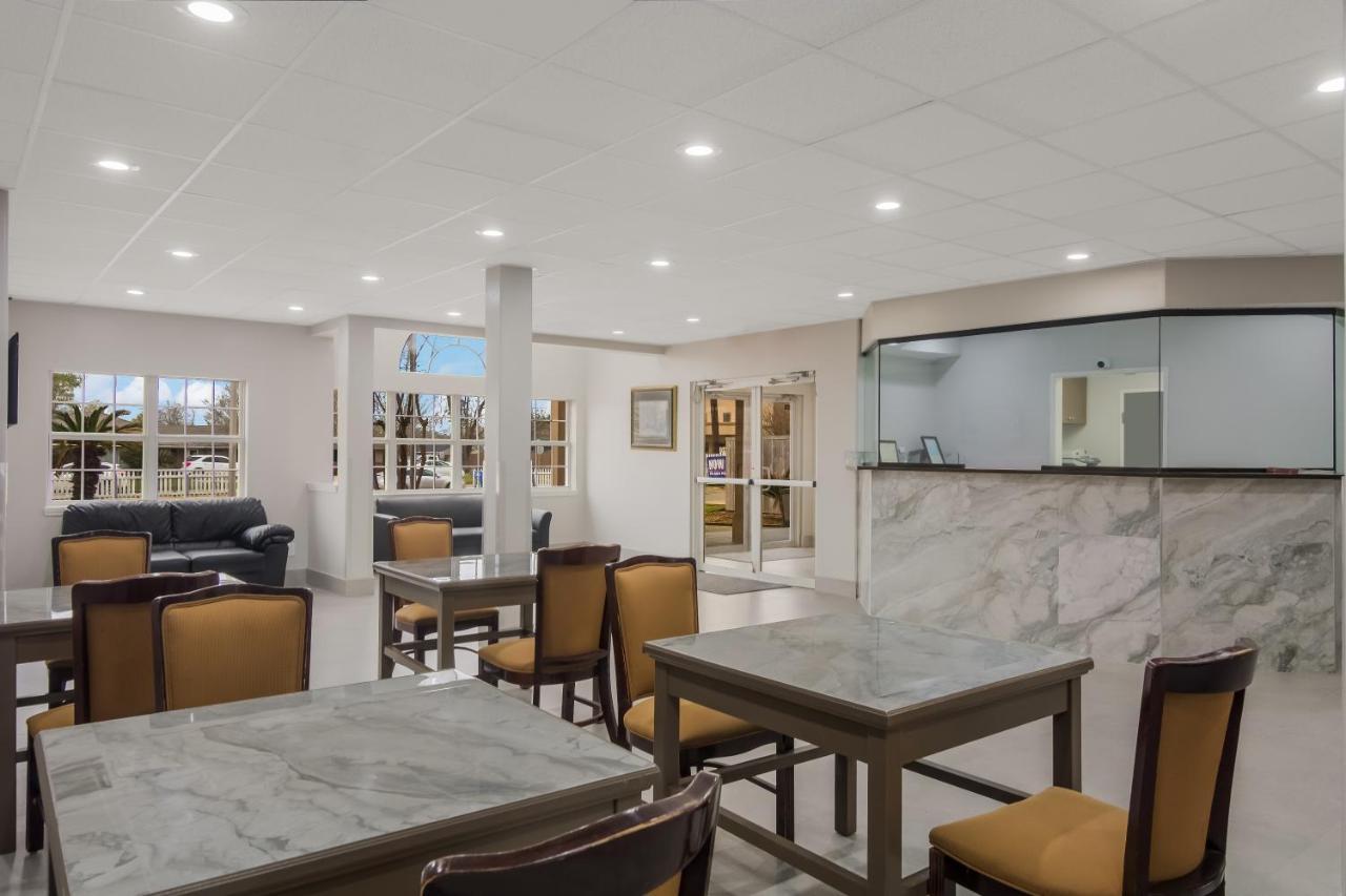 Hotel Americas Value And Charles 2*