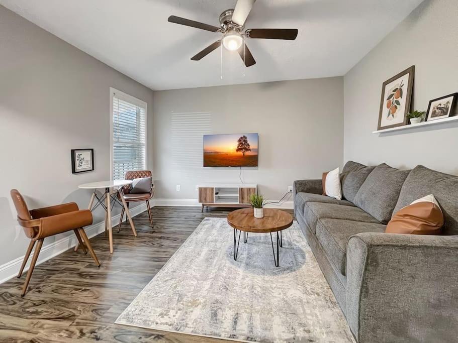 Apartment 1 Bedroom Charles 25 *