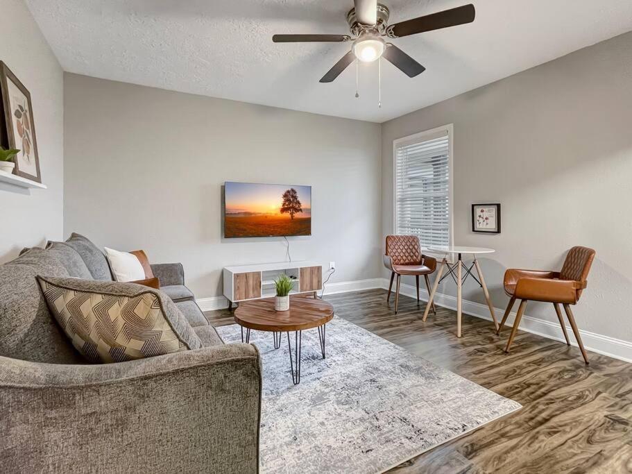 Apartment 1 Bedroom Charles 25 *