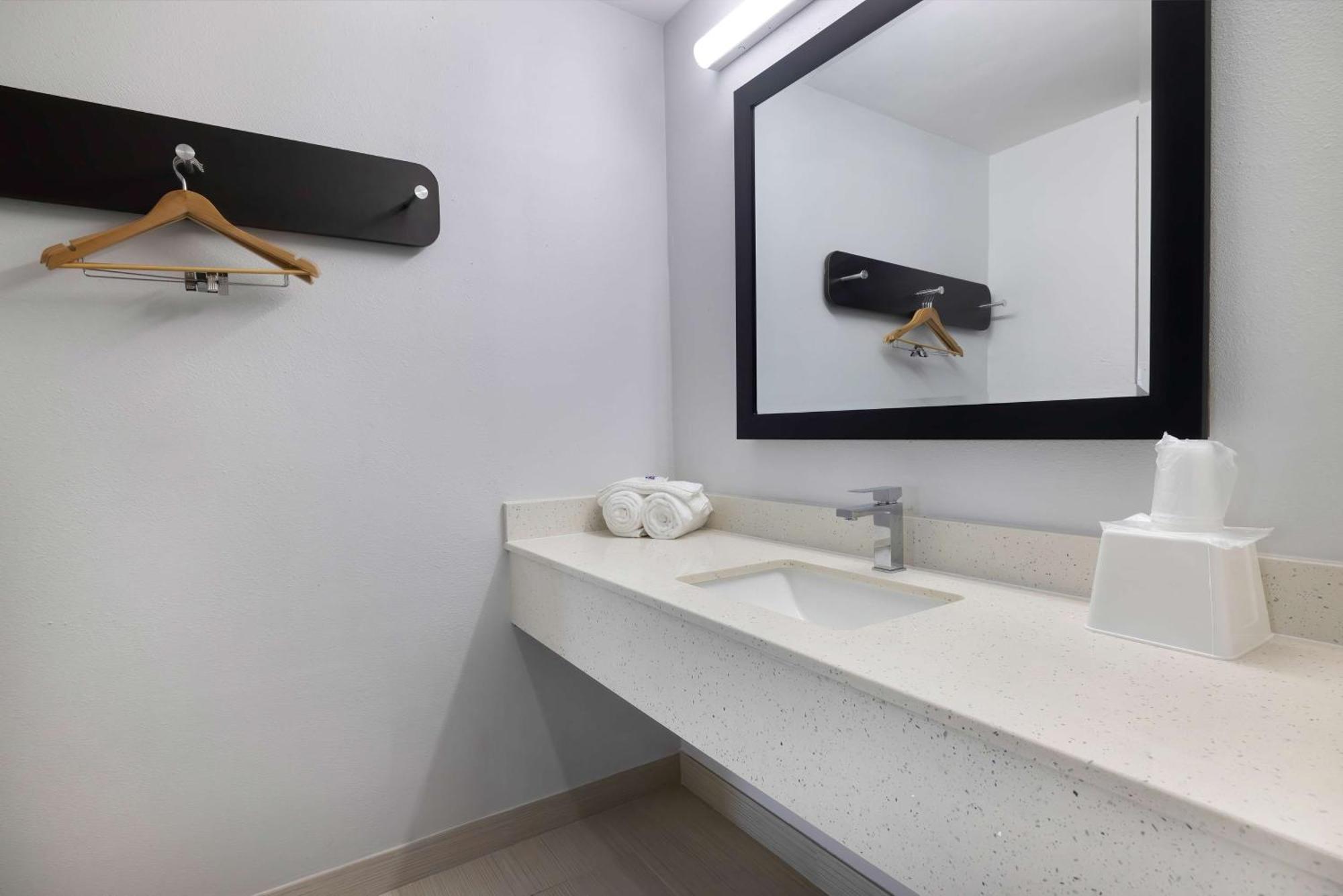 6 Charles, La Hotel