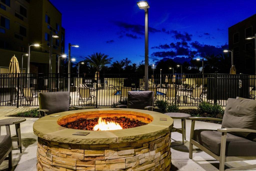 Courtyard Charles 3*