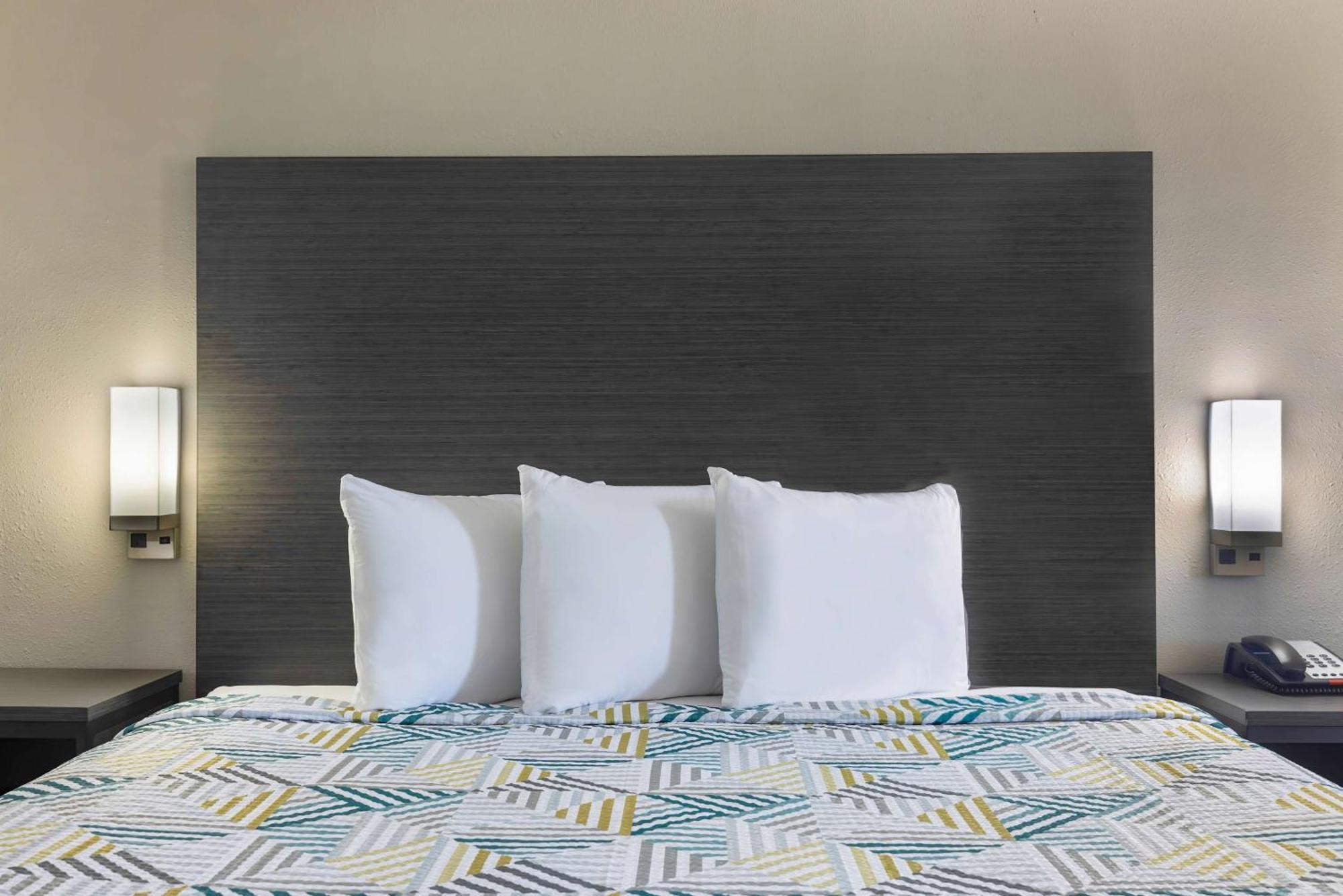 6 Charles, La Hotel 2*