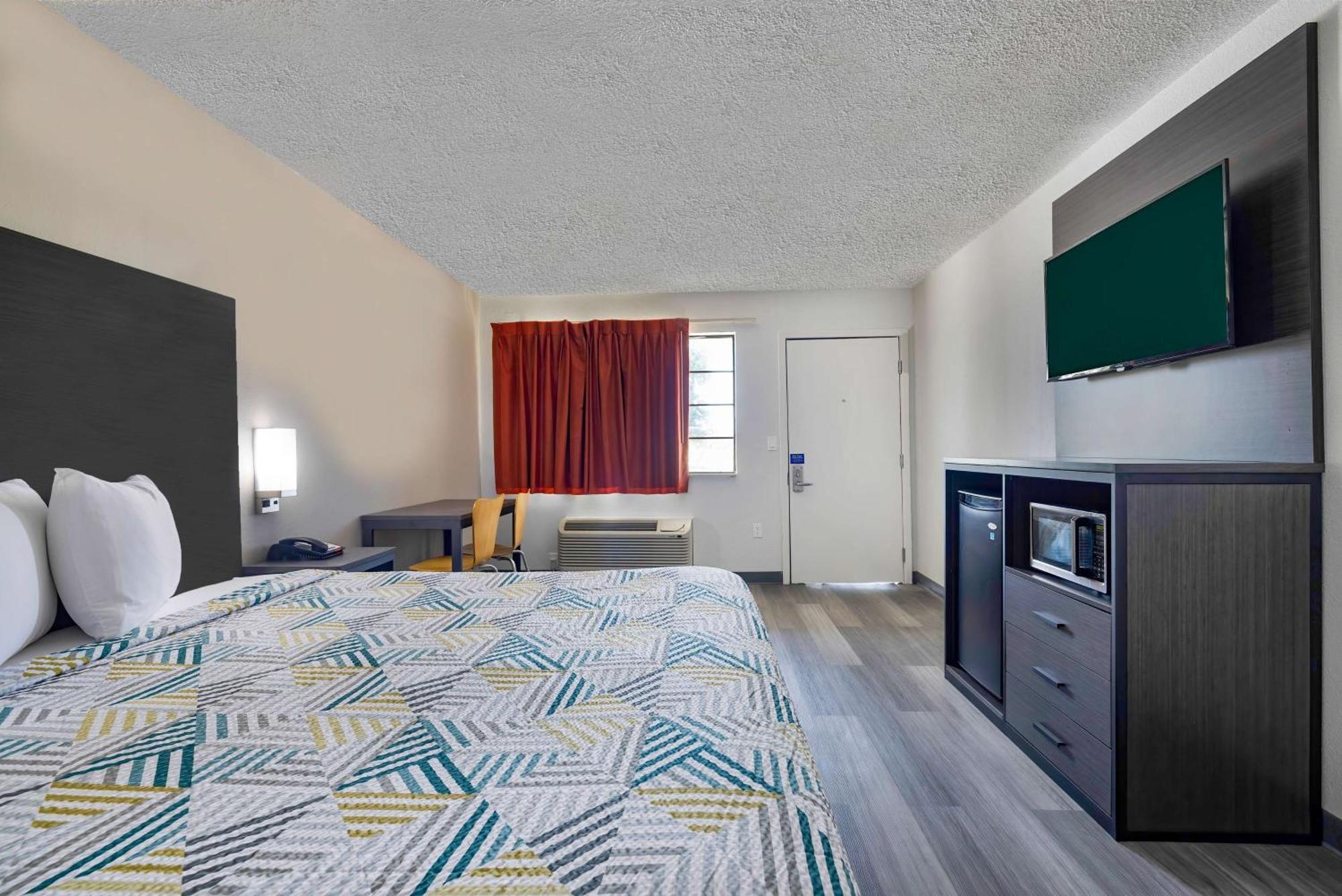 6 Charles, La Hotel