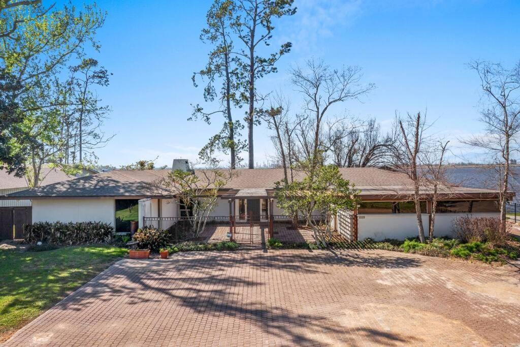 Holiday home 3 Bedroom House On The Lake Charles