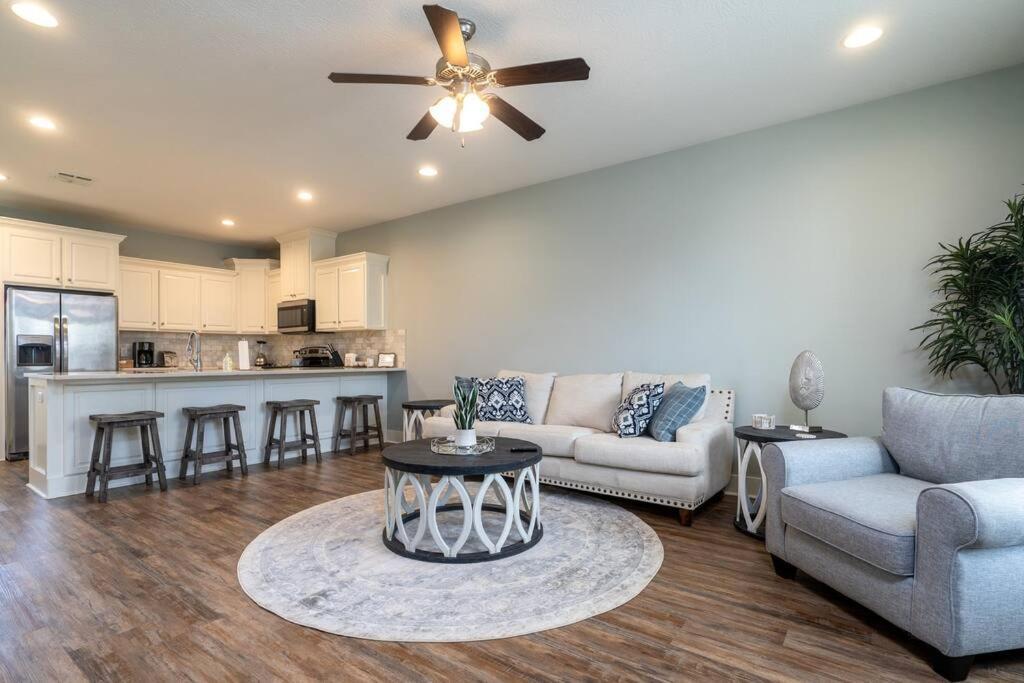 Bright Townhouse Downtown Charles Holiday home