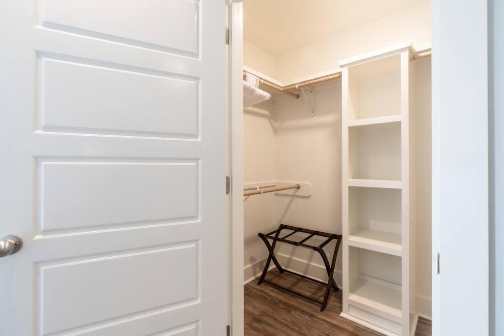 Holiday home Bright Townhouse Downtown Charles