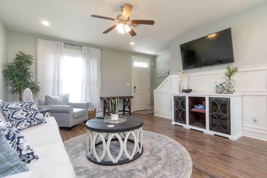 Bright Townhouse Downtown Charles Holiday home Lake Charles