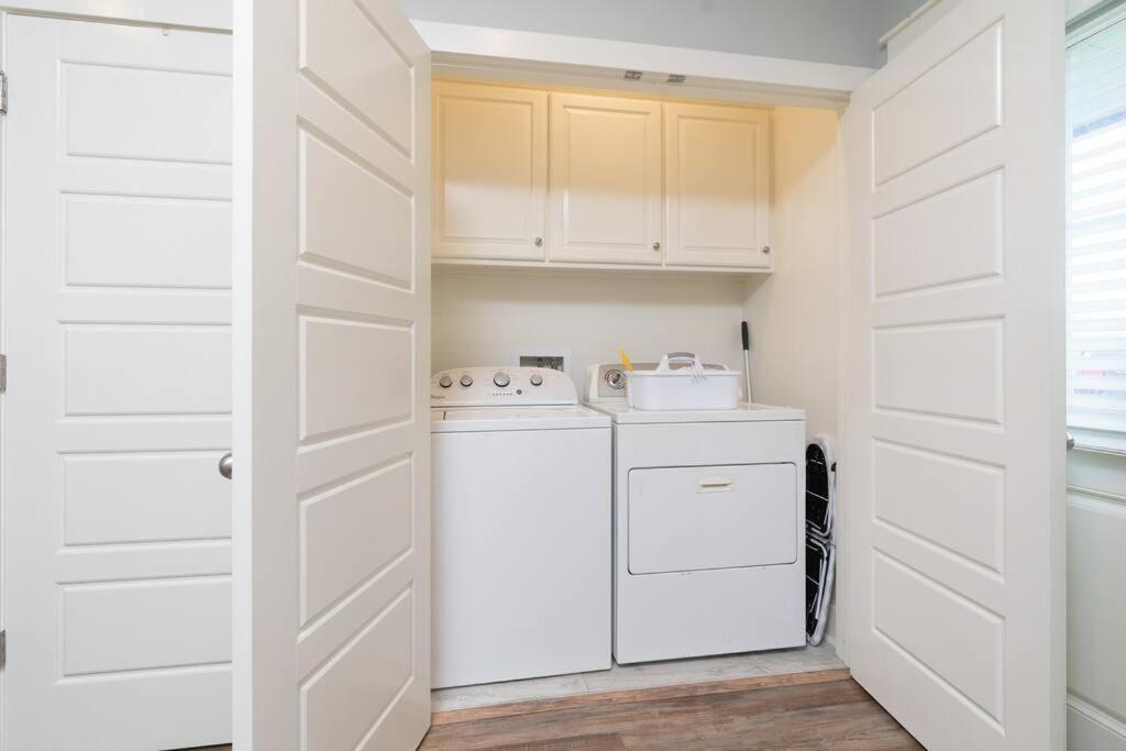 Bright Townhouse Downtown Charles * Lake Charles