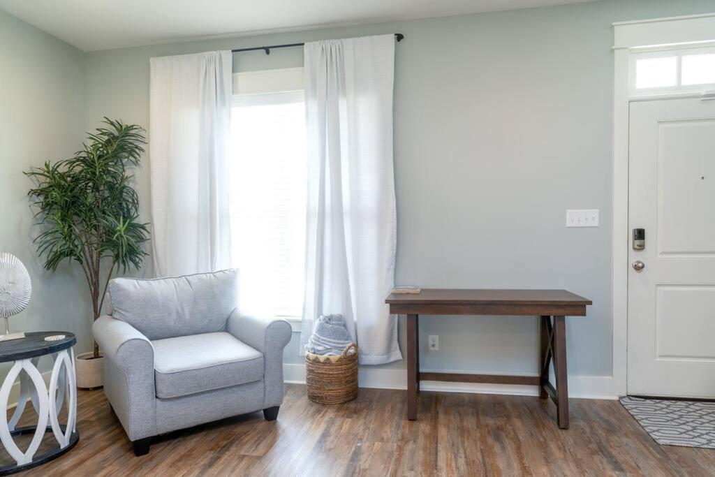 Bright Townhouse Downtown Charles Holiday home