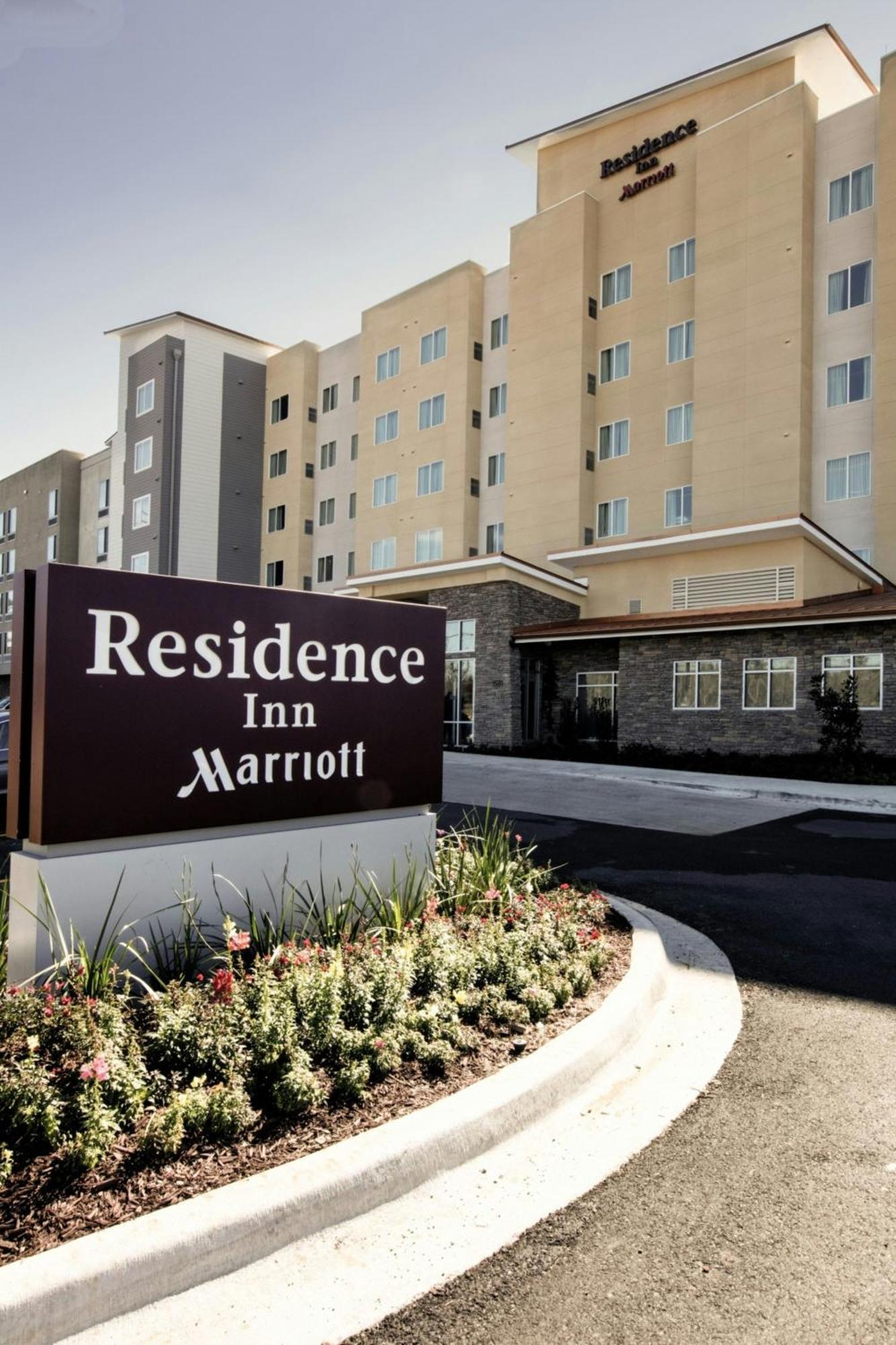 Hotel By Marriott Charles 3*