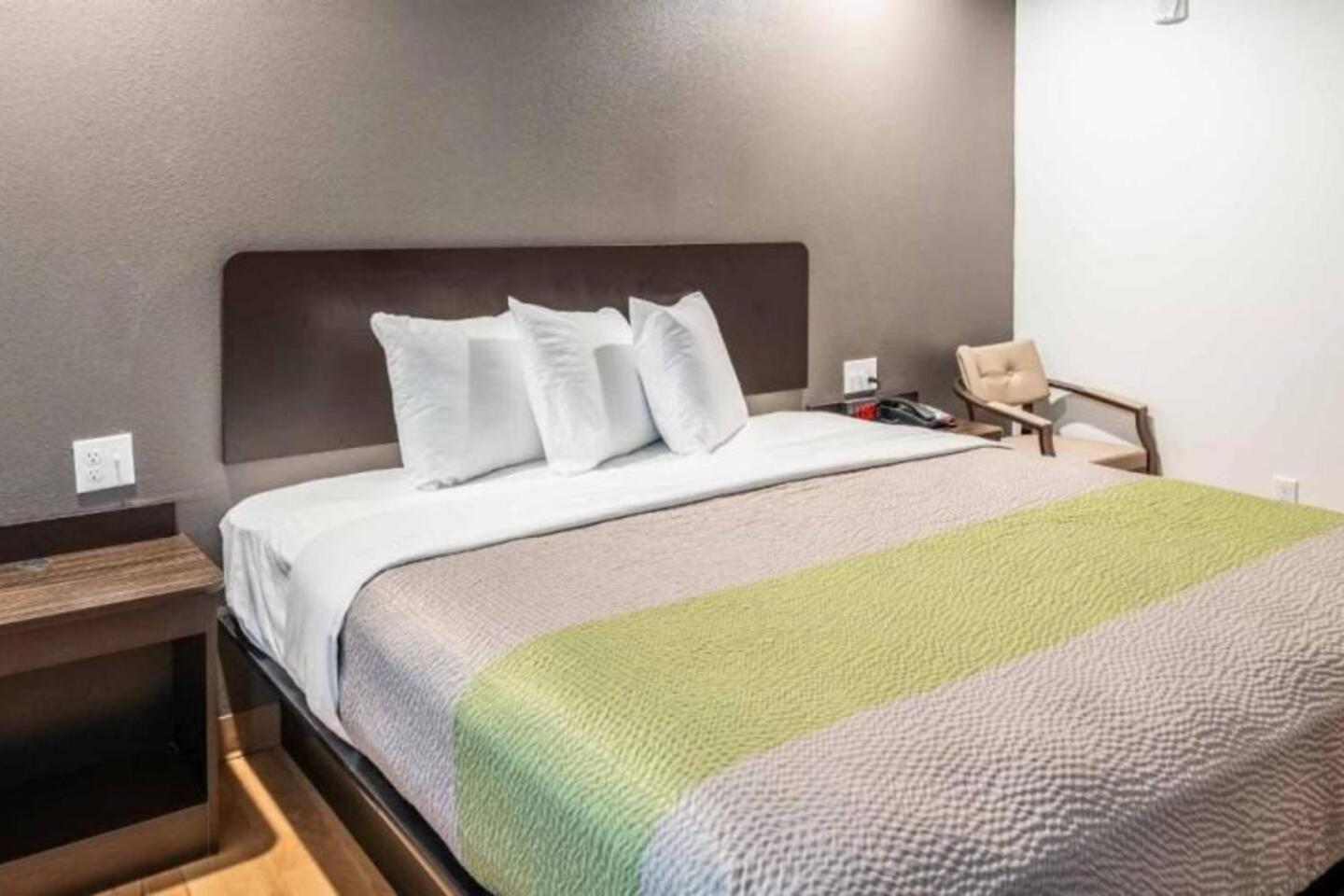Apartment 494a Large With King Bed And Kitchenette *