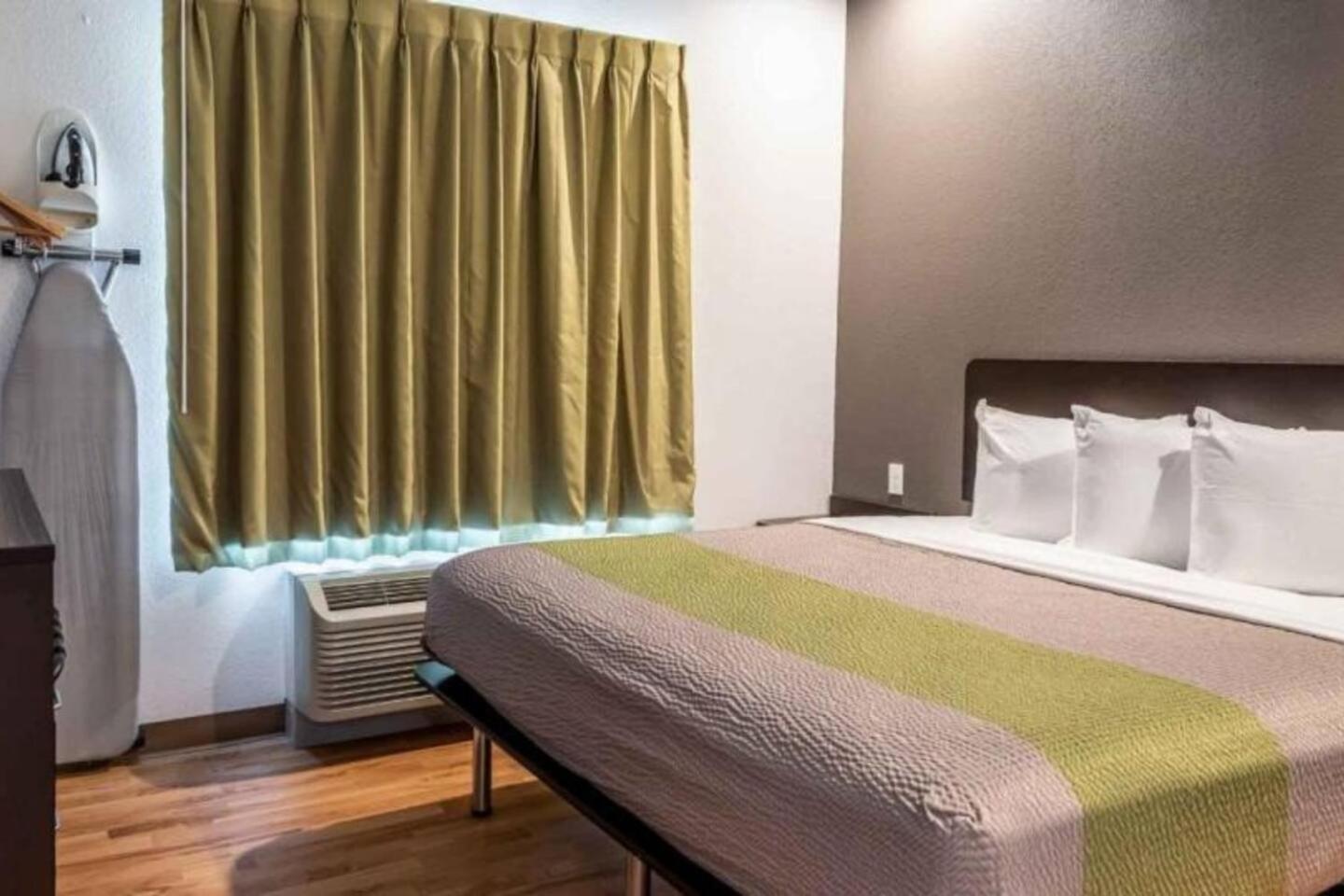 494a Large With King Bed And Kitchenette *