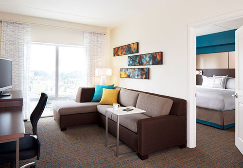 By Marriott Charles Hotel