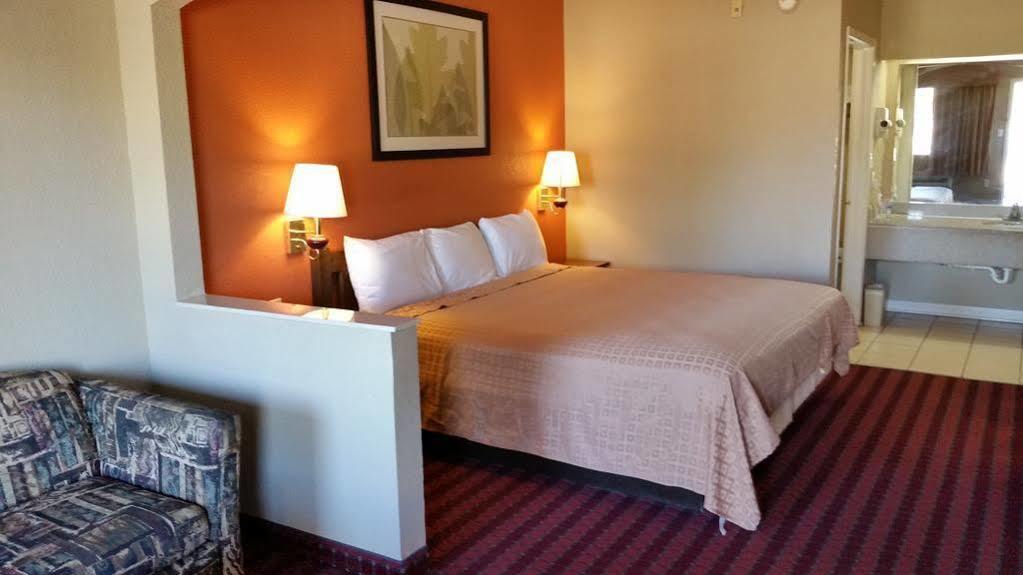 6 Charles, La Hotel Lake Charles