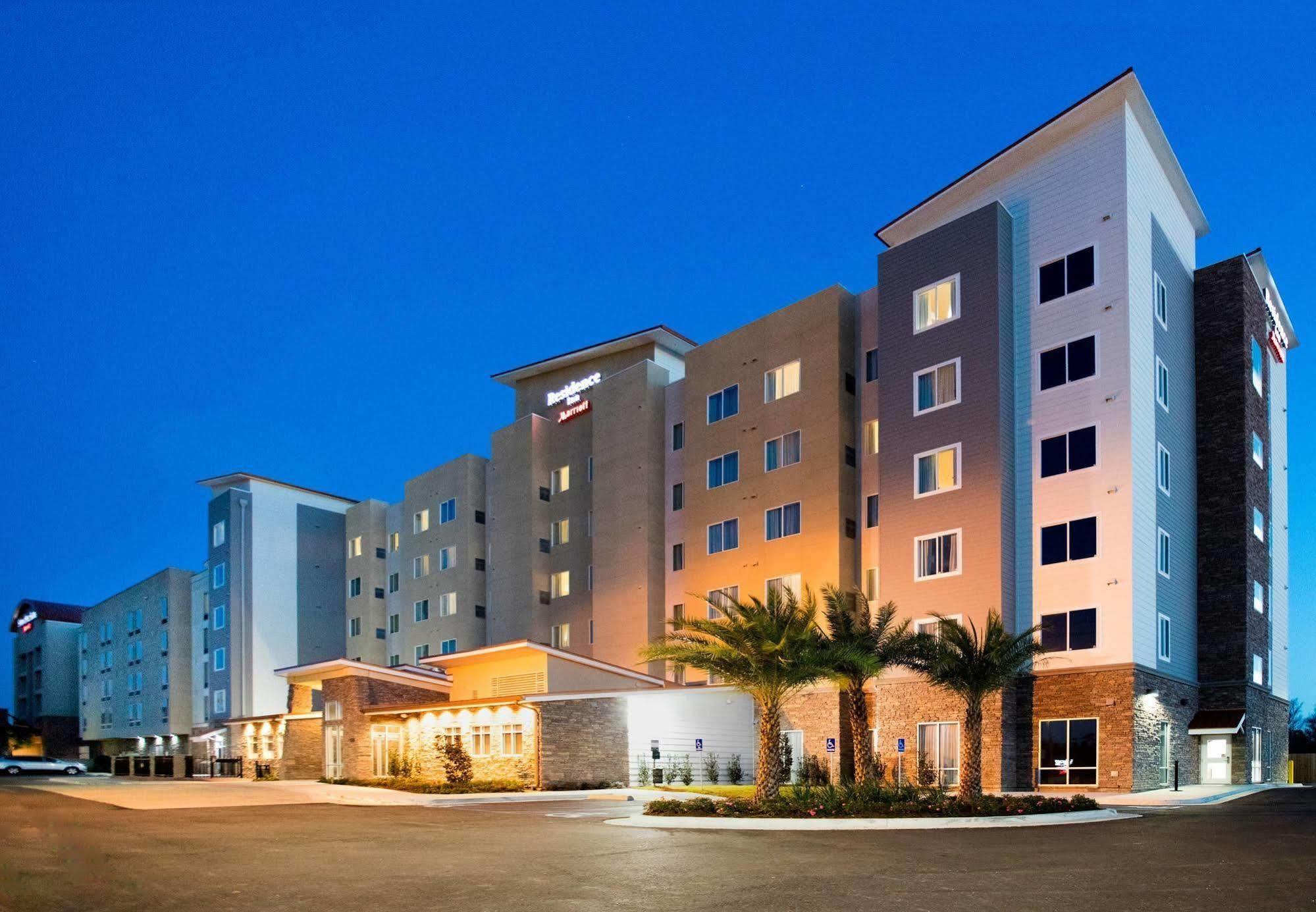 Hotel By Marriott Charles 3*