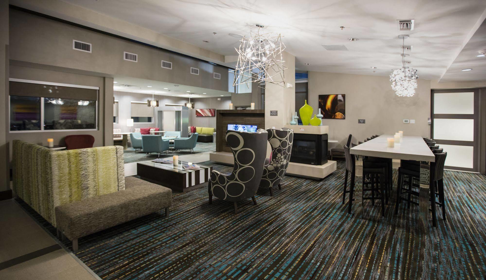 Hotel By Marriott Charles 3*