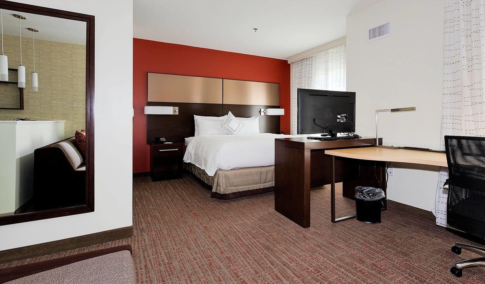 By Marriott Charles Hotel