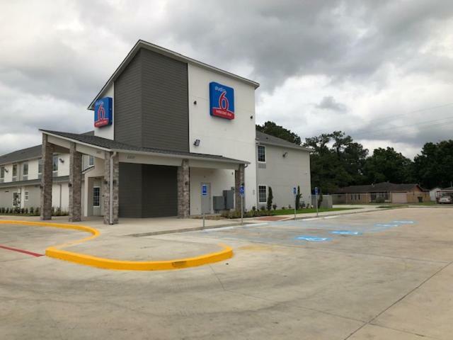 6 Charles 2* Lake Charles