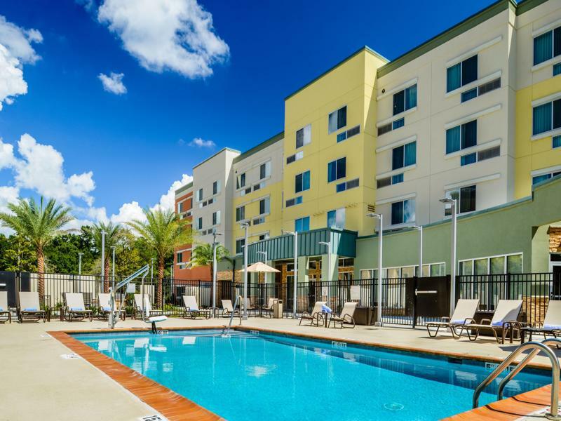 Courtyard Charles 3*