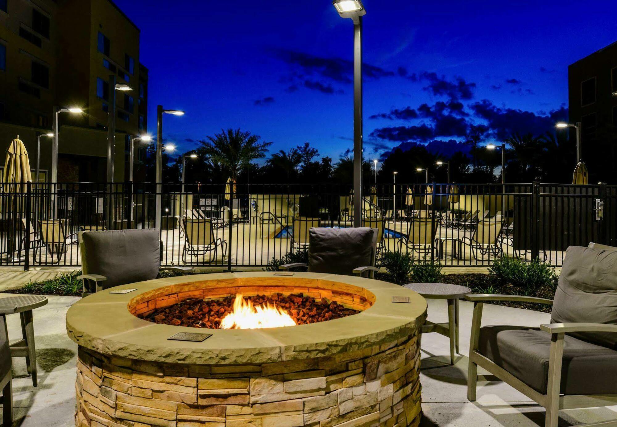 Hotel Courtyard Charles Lake Charles