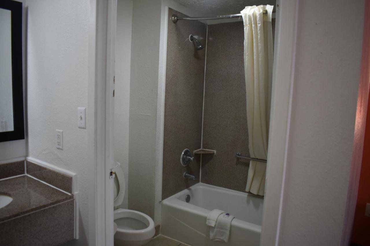 6 Charles, La Hotel Lake Charles