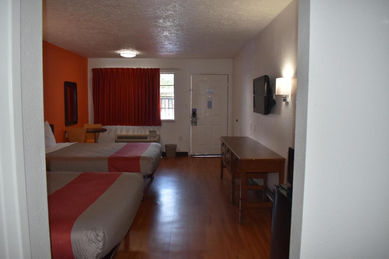 6 Charles, La Hotel