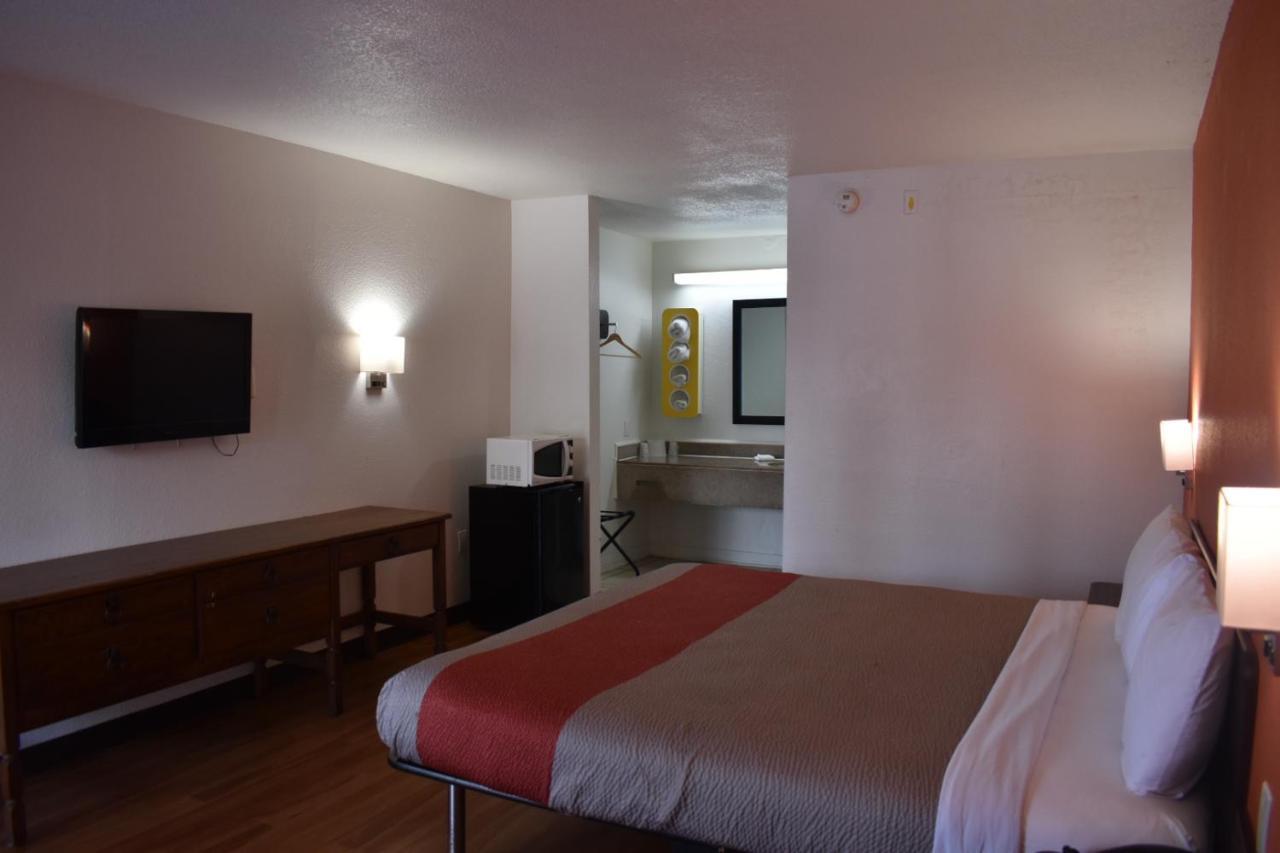 6 Charles, La Hotel