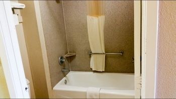 6 Charles, La Hotel